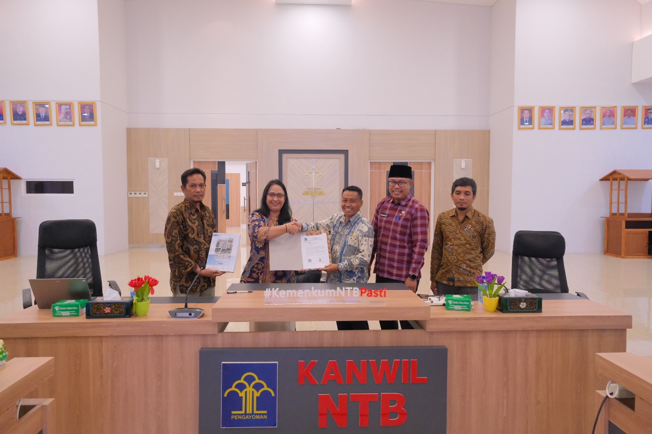 Kepala Kanwil Kemenkum NTB I Gusti Putu Milawati menyerahkan hasil Analisis dan Evaluasi (Anev) Peraturan Daerah kepada Pemerintah Kabupaten Dompu, Rabu (4/12)