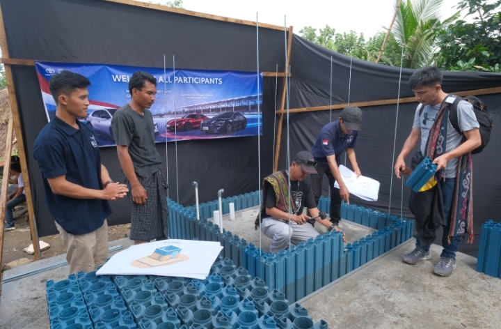 KERJA SAMA: Pembangunan toilet umum di Desa Sasa Ende, Lombok Tengah, Rabu (3/12).