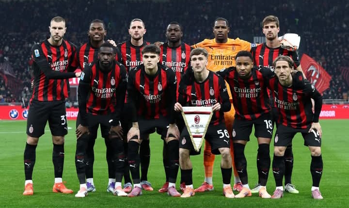 Skuad AC Milan dalam salah satu sesi foto bersama sebelum laga dimulai.