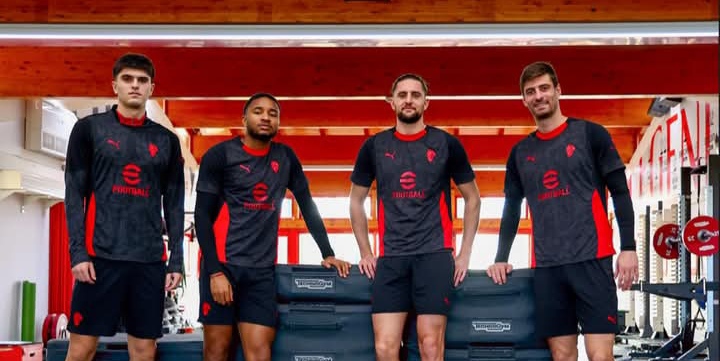 Para pemain AC Milan usai latihan di pusat kebugaran klub.