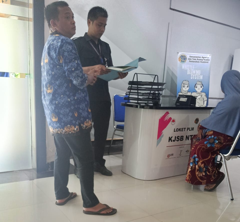 Mahnep dan Muslehudin menyampaikan surat laporan ke Kantor BPN Lombok Barat, Senin (1/12).
