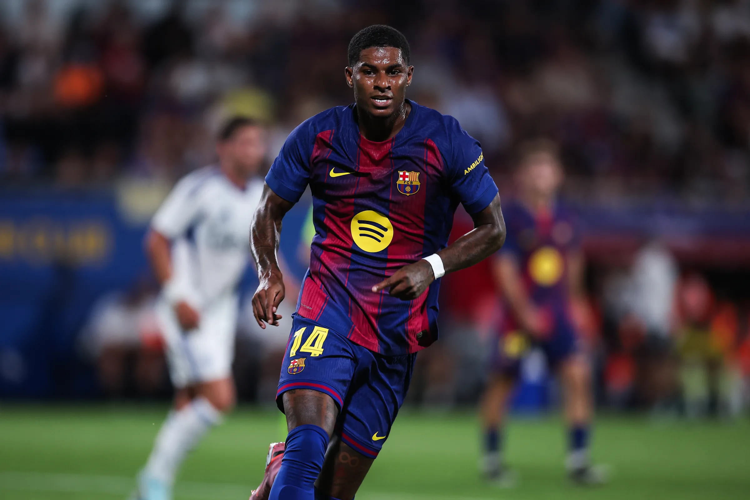 Rashford tampil apik di Barcelona, namun opsi pembelian permanen belum pasti karena gaji tinggi dan kondisi finansial klub.