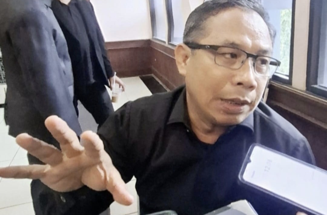 Anggota Badan Anggaran (Banggar) DPRD NTB Muhammad Aminurlah meminta gubernur untuk mendongrak PAD dengan menutup kebocoran serta menerapkan reward-punishment ke OPD.