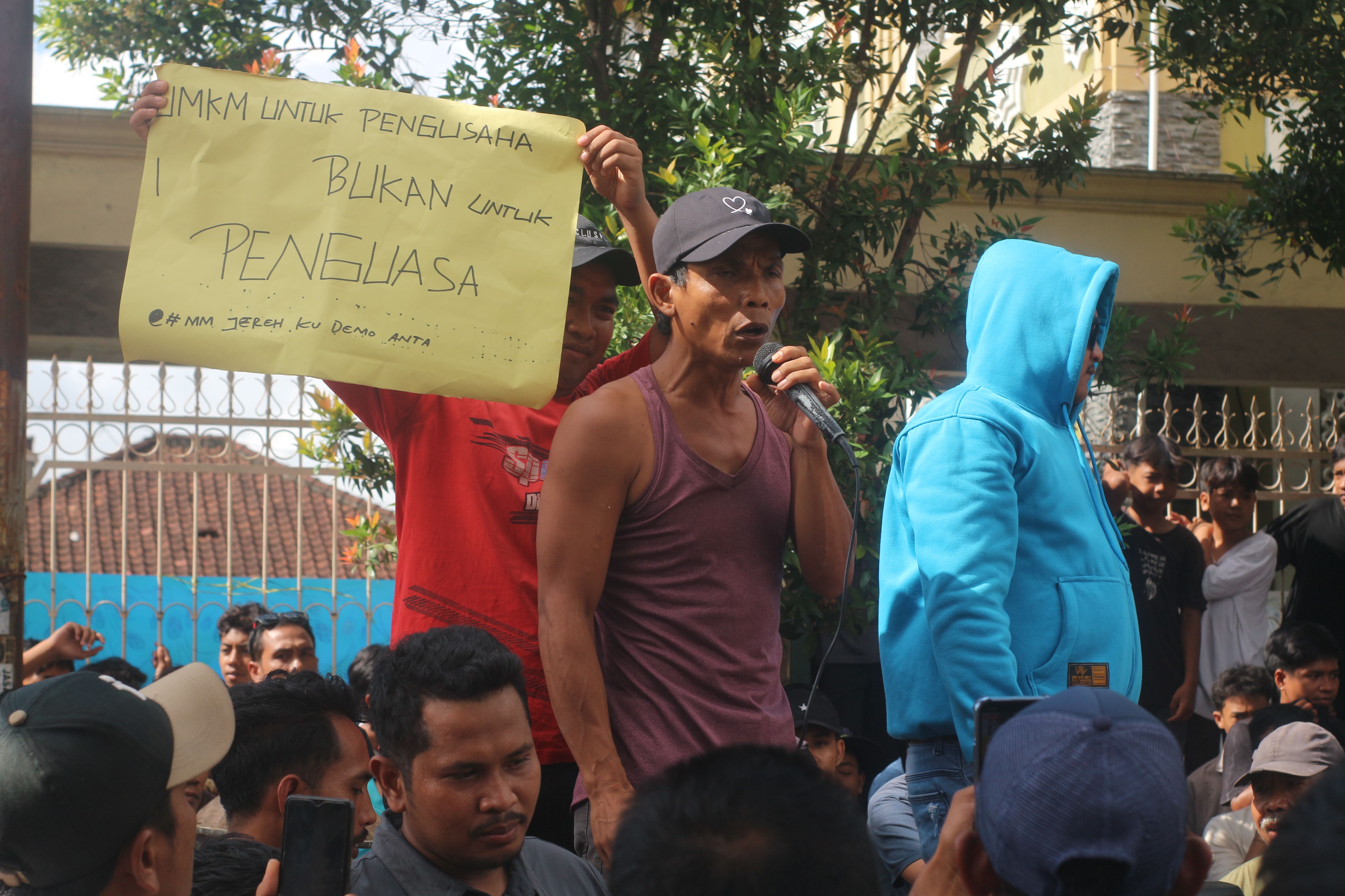 PROTES: Masyarakat melakukan aksi demonstrasi di depan kantor Desa Kabar terkait bantuan UMKM yang tidak tepat sasaran, Rabu (3/12).