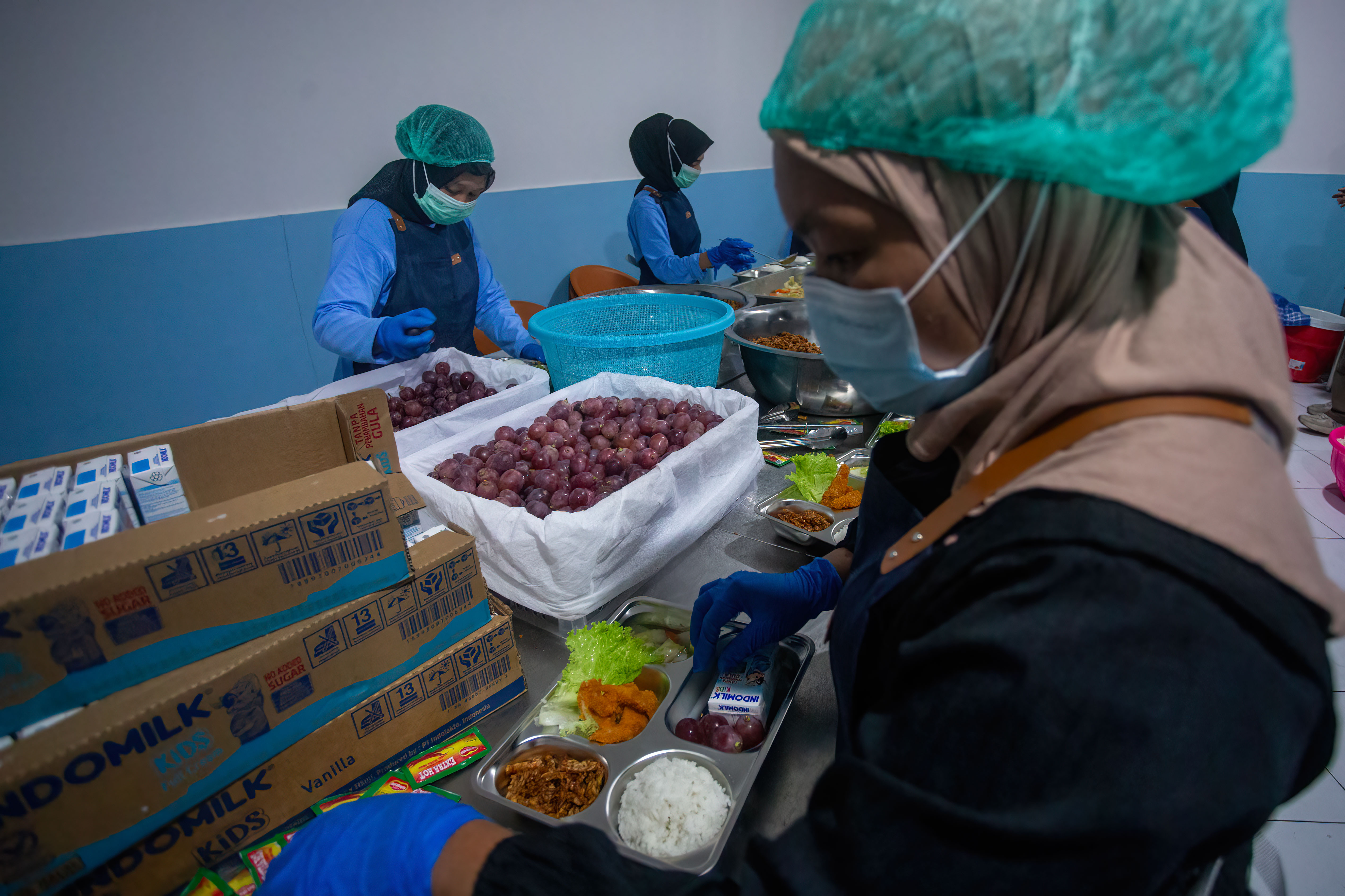 SIAPKAN MBG: Tim Satuan Pelayanan Pemenuhan Gizi (SPPG) yang tengah mempersiapkan menu makanan MBG siswa sekolahan di dapur, baru-baru ini.