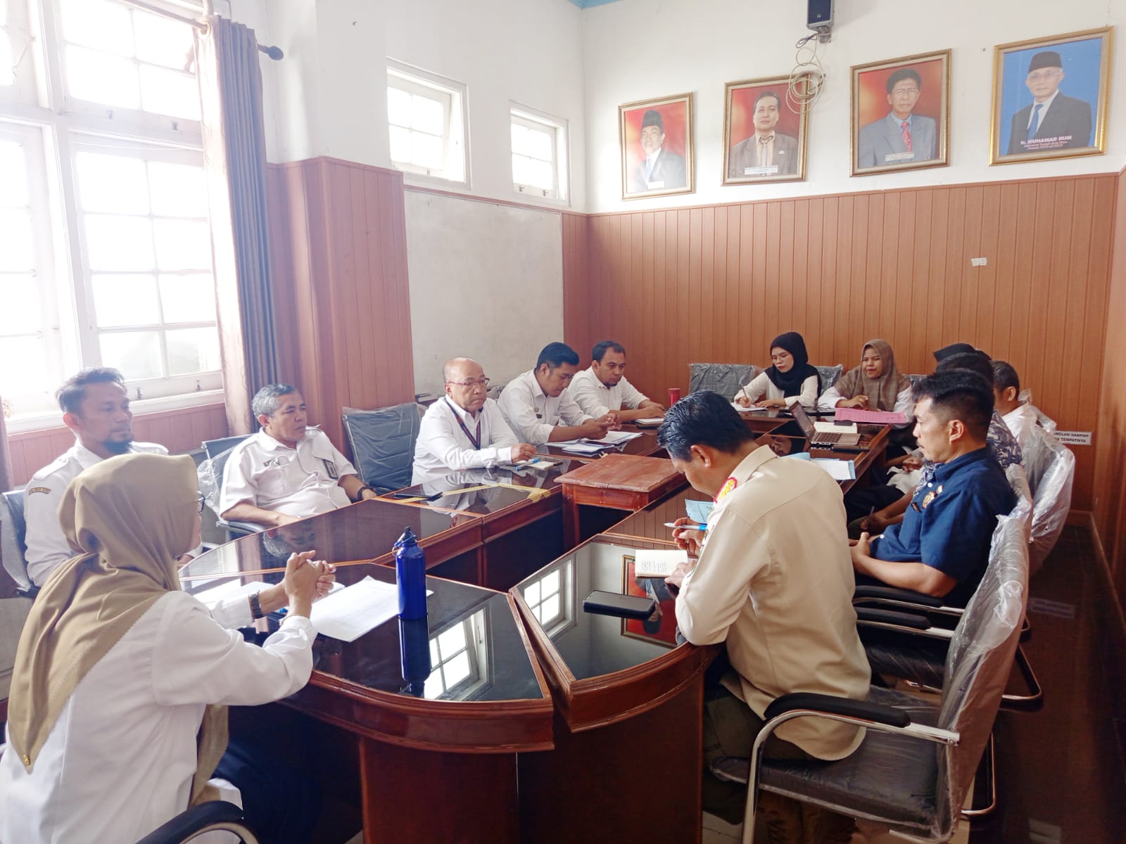 Pj Sekda Bima memimpin rakor pendayagunaan ASN PPPK dan PPPK Paro Waktu di ruang rapat sekda setempat, Rabu (3/12).