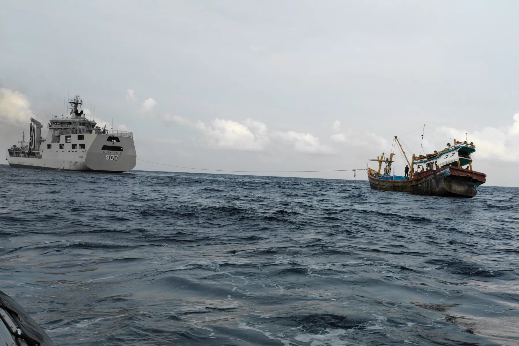 TNI AL mengerahkan KRI Bontang-907 untuk membantu korban terdampak bencana di Aceh, Sumut, dan Sumbar. KRI Bontang-907 merupakan kapal tanker milik TNI AL. (FOTO: TNI AL)