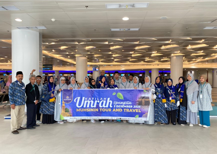 SIAP BERIBADAH: Rombongan jamaah Muhsinin dan Zamani berfoto bersama di BIZAM sebelum terbang untuk melaksanakan umrah, Rabu (3/12).