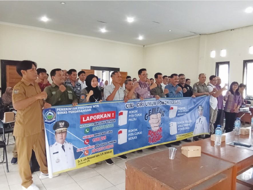 ROKOK ILEGAL: Kepala Dinas Perdagangan NTB Jamaluddin bersama pembicara dan peserta saat kegiatan aksi perlindungan konsumen di Kabupaten Sumbawa, Selasa (2/12).