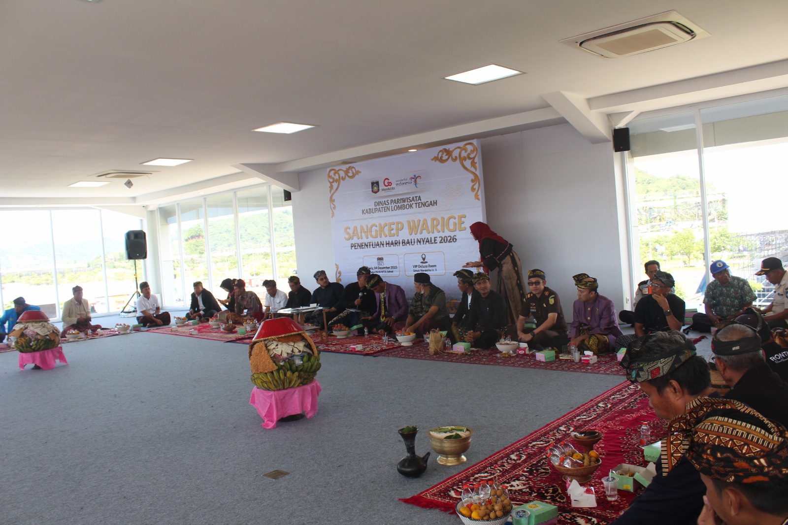 TENTUKAN BAU NYALE: Para tokoh ada dari empat penjuru melaksanakan tradisi Sangkep Warige di Deluxe Sirkuit Internasional Mandalika, Kamis (4/12).