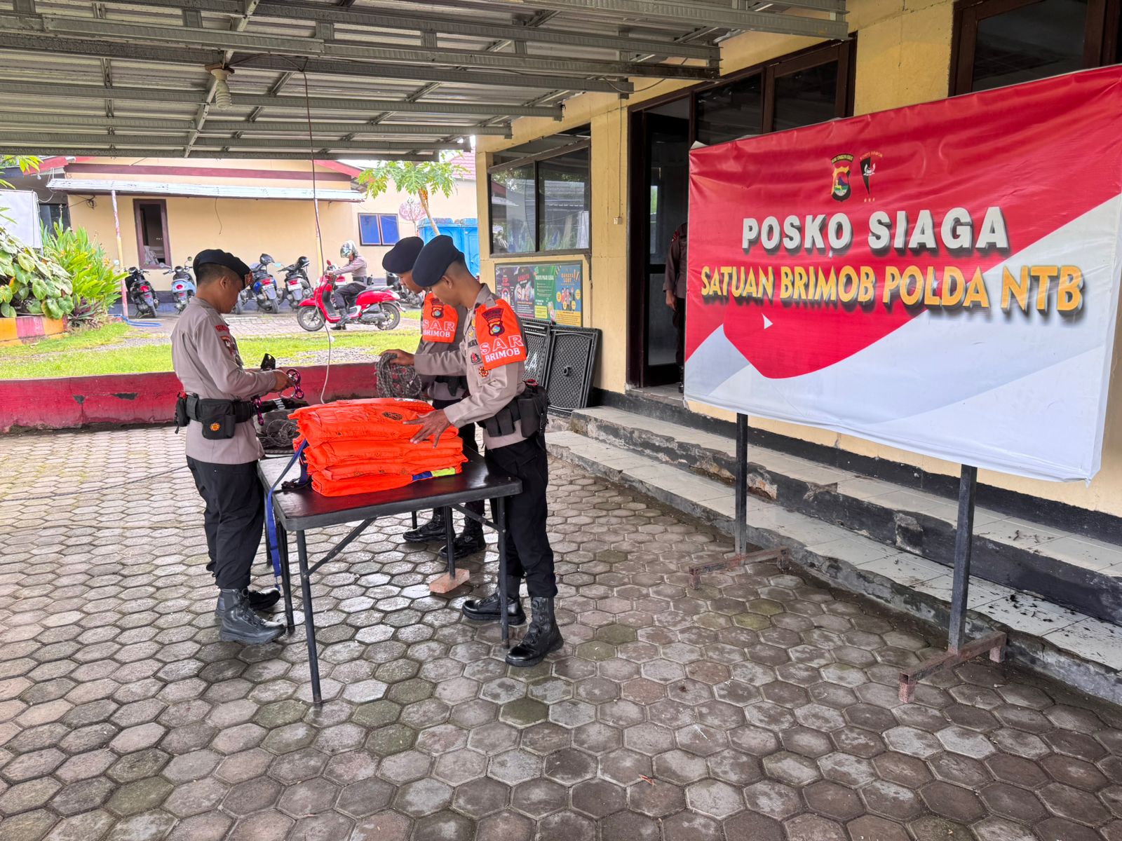 Tim Operasi Aman Nusa II dari Batalyon A Pelopor Brimob Polda NTB siaga untuk mengantisipasi bencana alam.