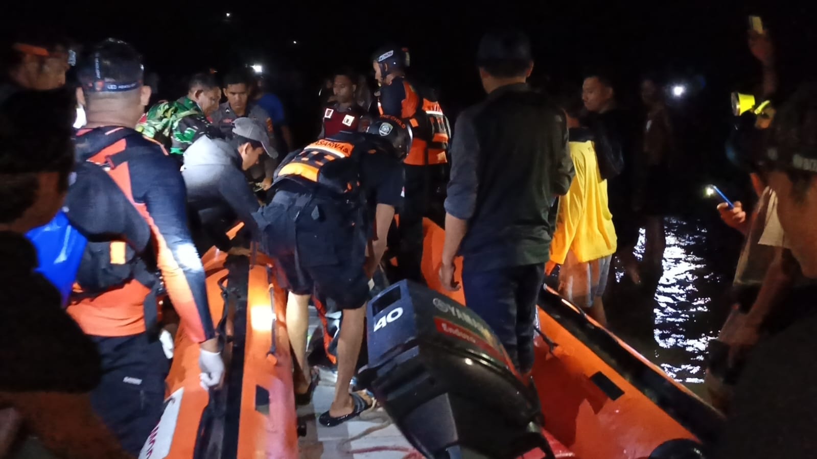 EVAKUASI: Tim Basarnas Kantor SAR Mataram saat mengevakuasi jasad pemancing yang hilang di perairan Teluk Sepi, Sekotong, Kamis (4/12).