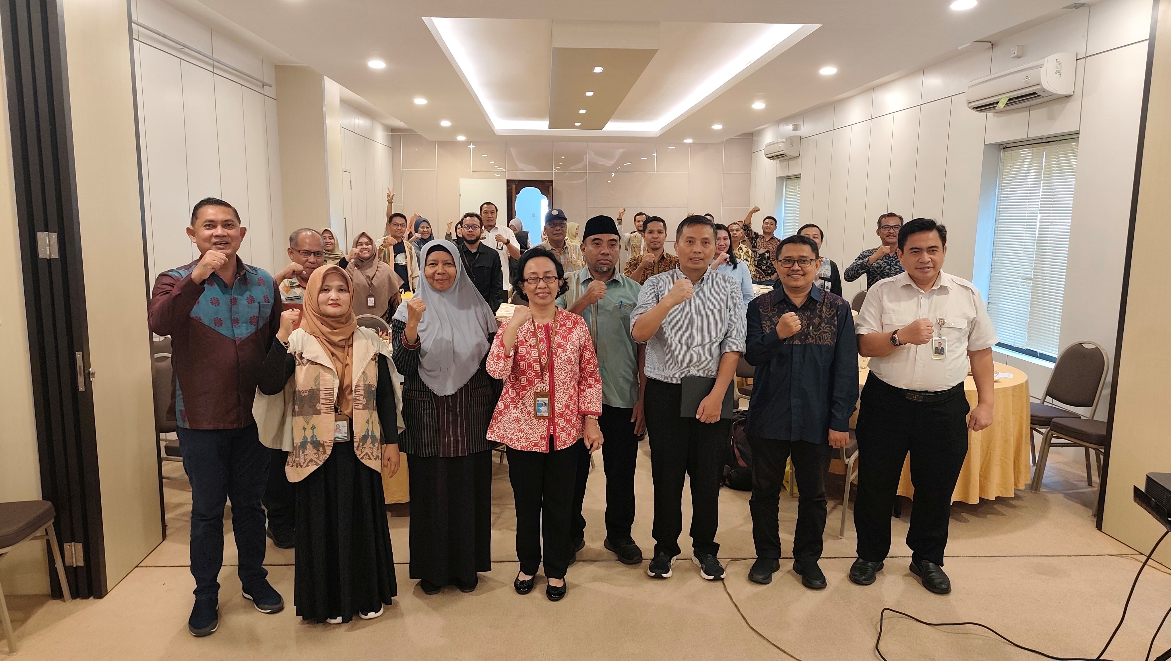 Jajaran Bapperida Loteng berfoto bersama para pemateri dan tamu undangan usai mengikuti Seminar Perekonomian di JM Hotel Kuta Mandalika, Kamis (4/12).