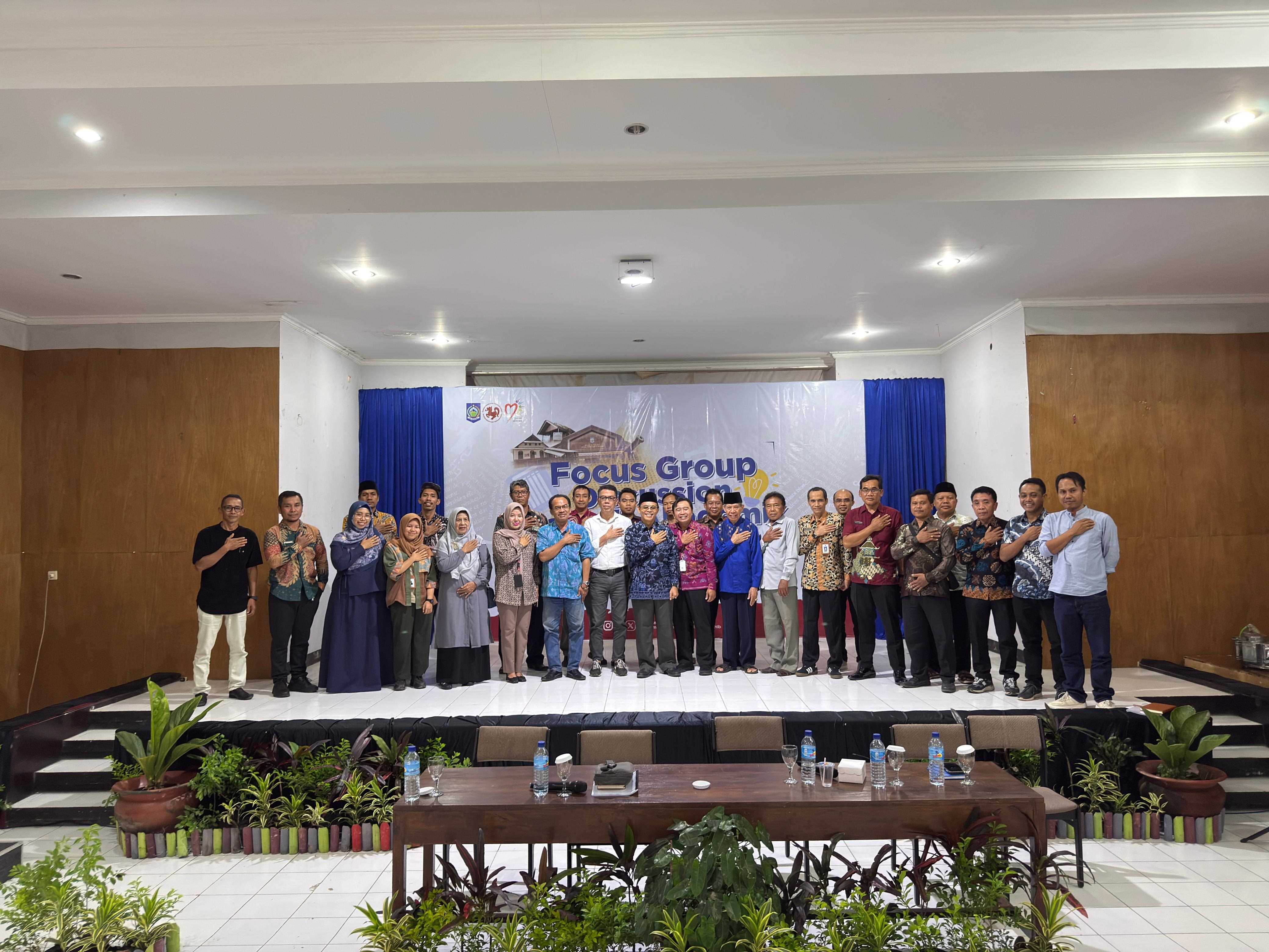 Museum NTB dan pihak terkait berfoto bersama, usai menggelar diskusi naskah akademik untuk pembangunan museum tematik di NTB, Kamis (4/12).