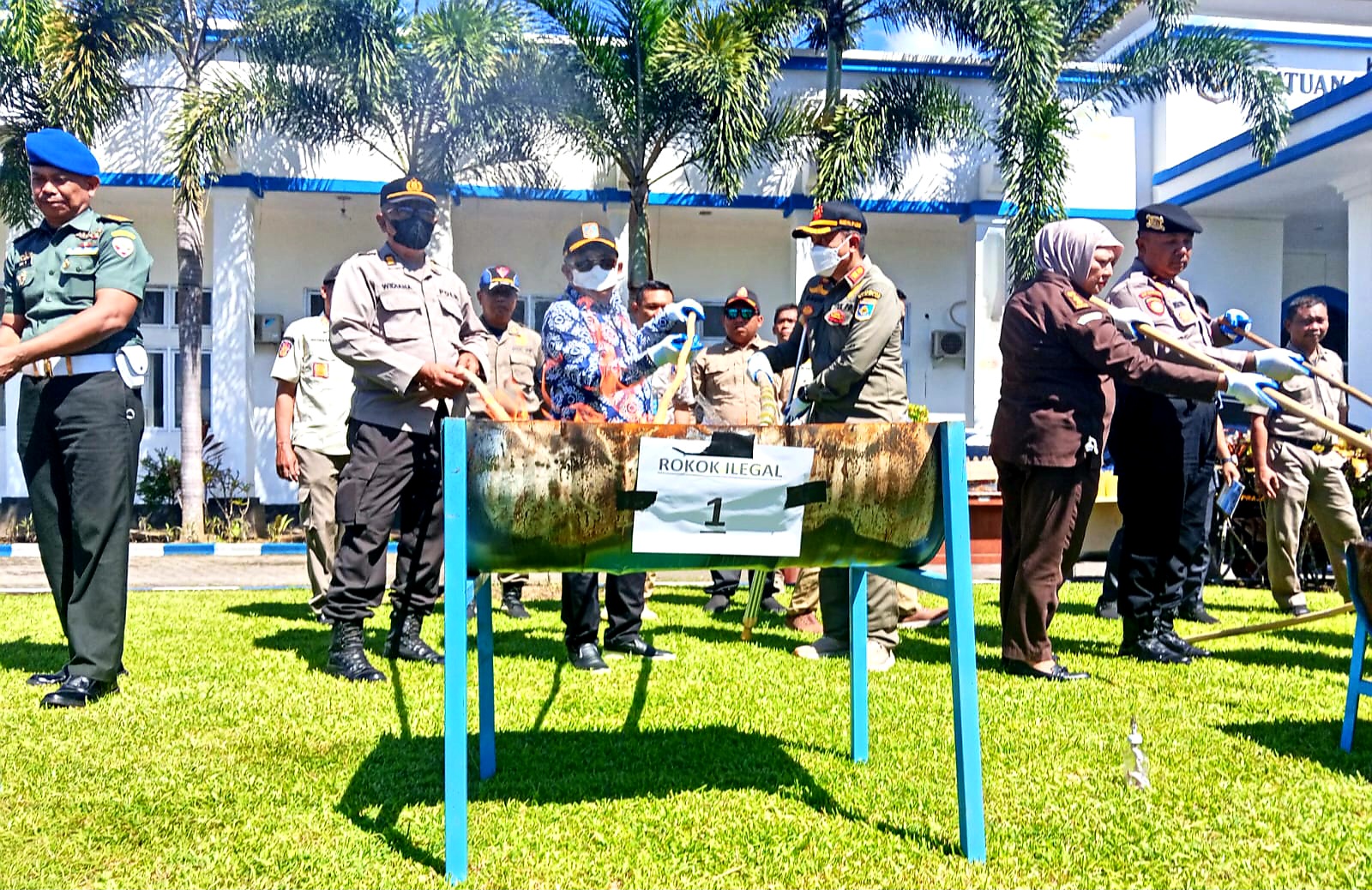 DIMUSNAHKAN: Bupati Lobar Lalu Ahmad Zaini bersama Bea Cukai Mataram dan Satpol PP memusnahkan rokok ilegal di Kantor Satpol PP Lobar, Kamis (4/12).