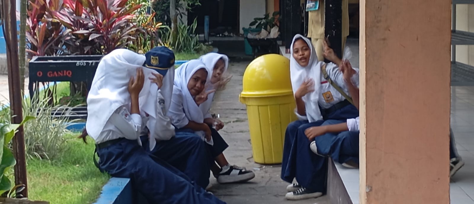 Sejumlah siswa SMPN 12 Mataram menunggu paket MBG di teras sekolah setempat, belum lama ini. Kasus bullying meningkat, SMPN 12 Mataram perkuat gerakan anti-bullying di sekolah.