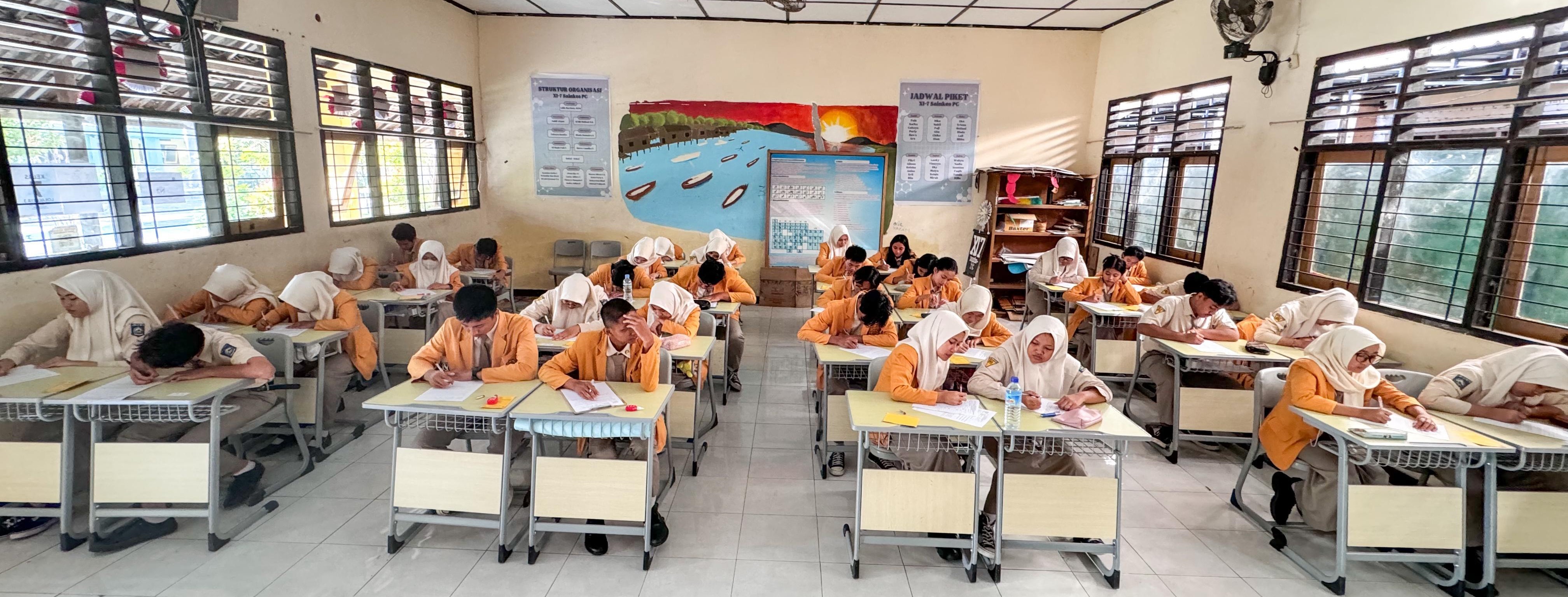 Siswa SMAN 3 Mataram saat melaksanakan ujian semester, belum lama ini. Beban berat Plt kepala sekolah di NTB, tugas dobel, defenitif tak kunjung datang.