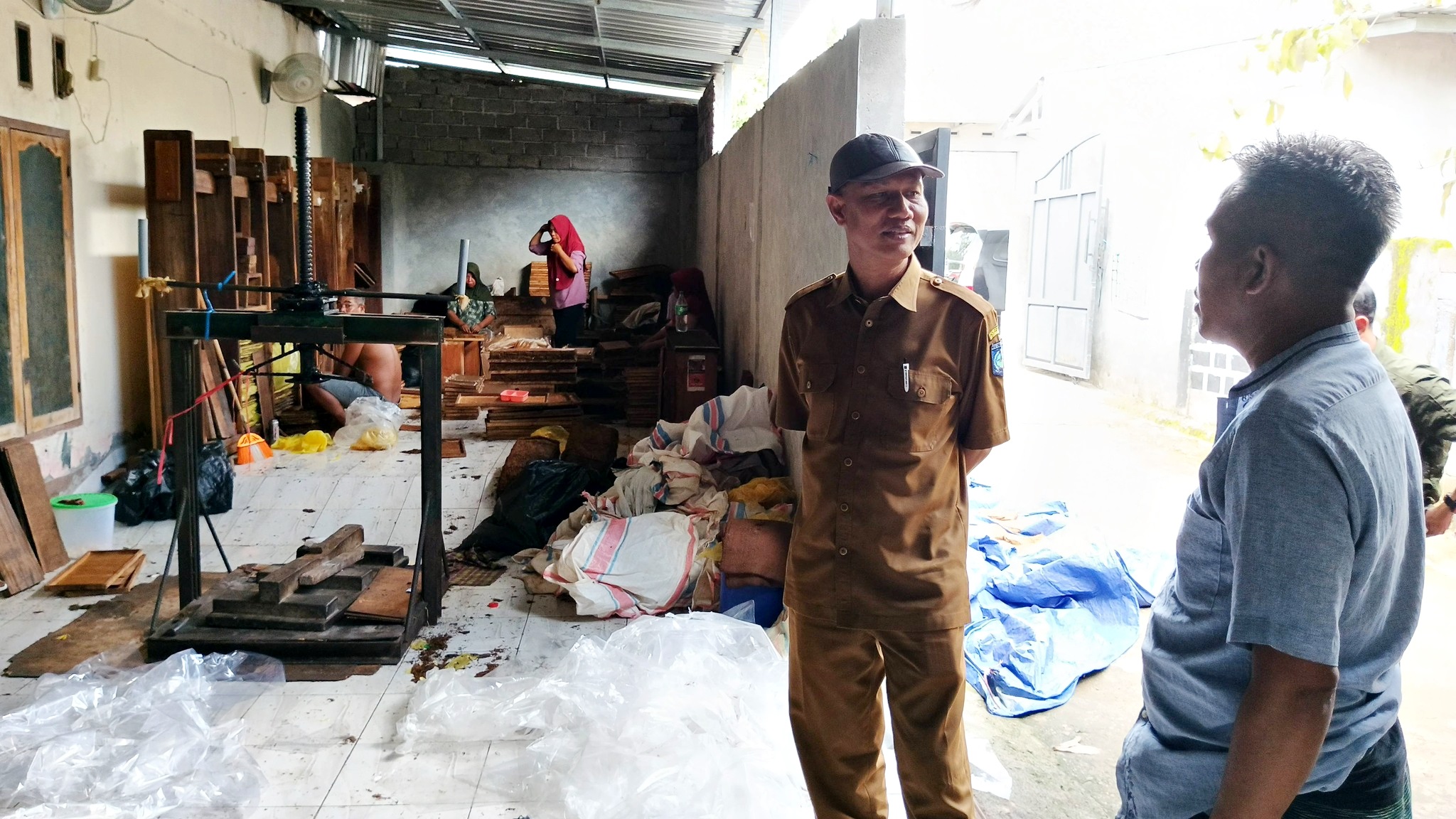 Plt Kepala Distanbun NTB Muhammad Riadi (dua dari kanan), saat melihat langsung produksi tembakau rakyat dan pinang di UD Pahmi, di Suralaga, Lombok Timur, belum lama ini.