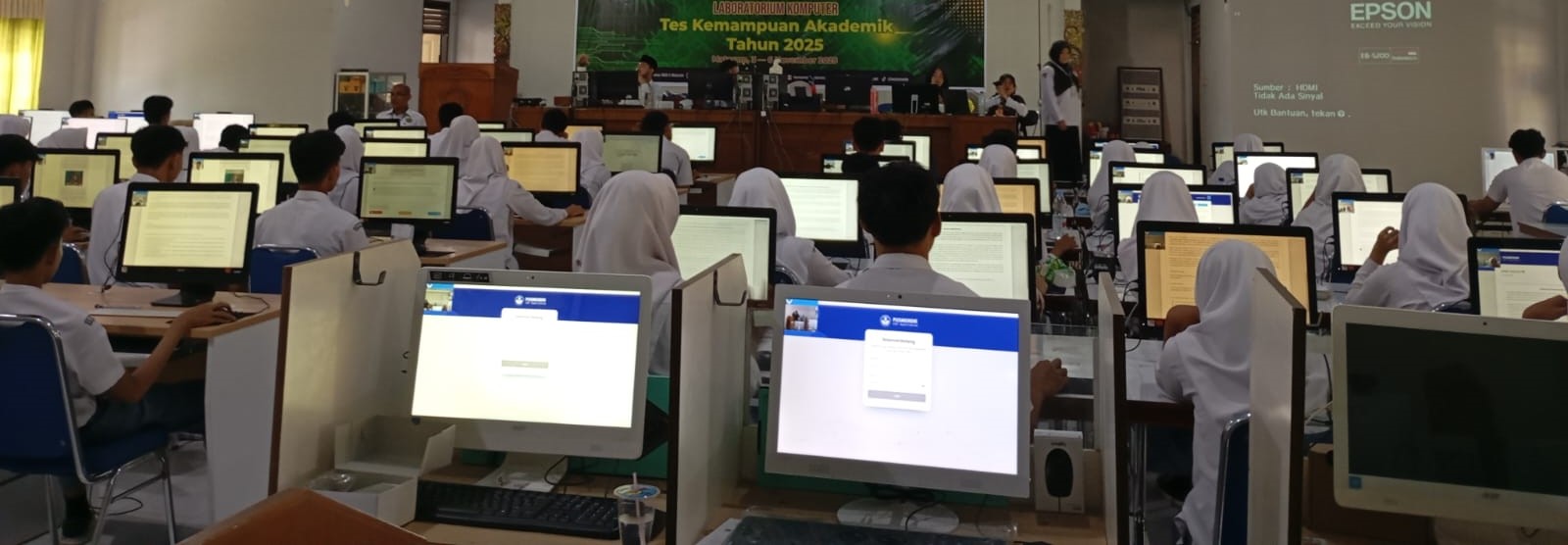 Sejumlah siswa madrasah aliyah di Kota Mataram mengikuti TKA, belum lama ini. Persiapan TKA 2026 di Mataram terkendala minim laptop dan jaringan internet sekolah.