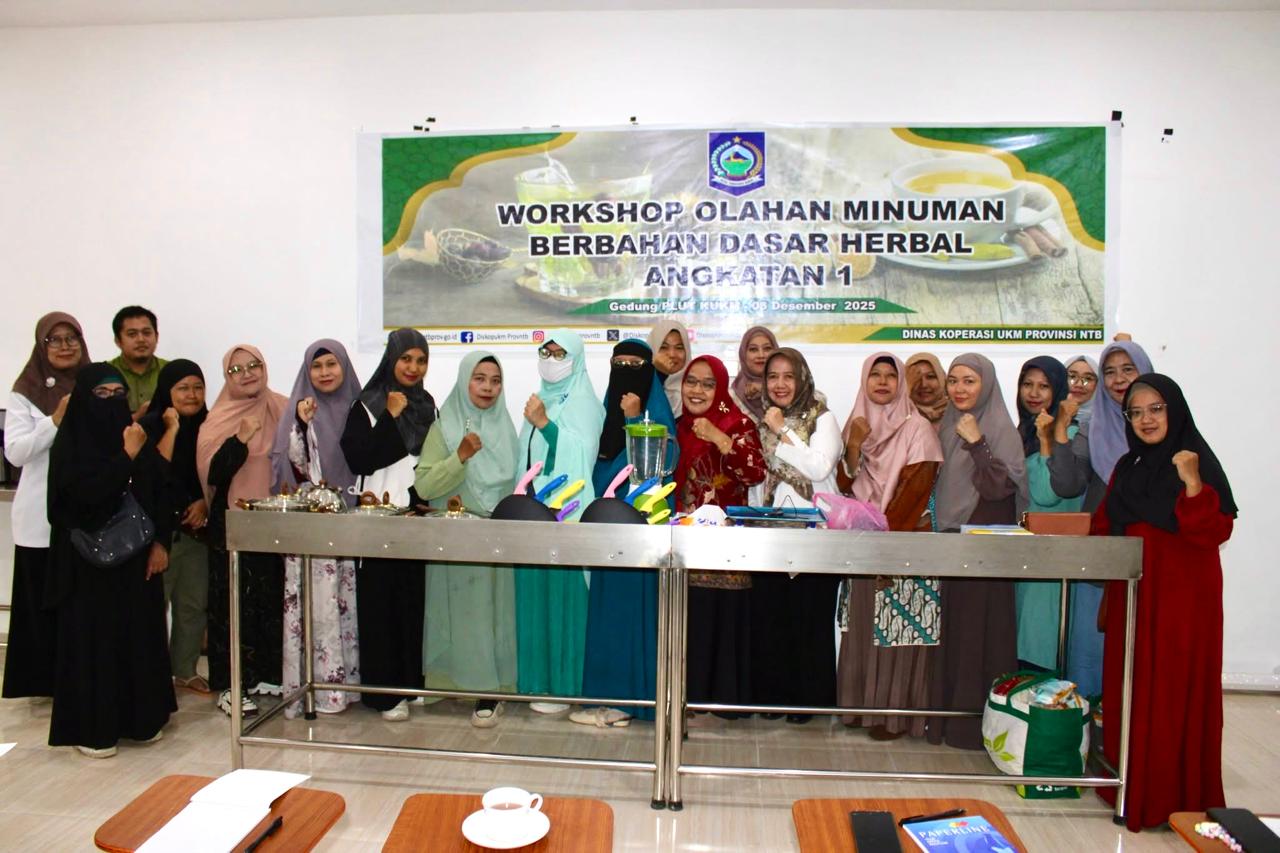 Pelaku UMKM yang mengikuti workshop olahan minuman berbahan dasar herbal angkatan I di PLUT KUKM NTB, Rabu (3/12)