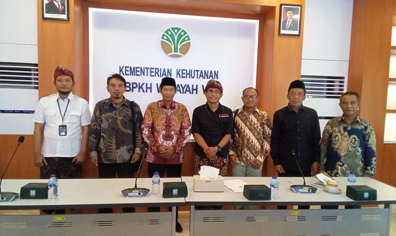 MINTA PENJELASAN: Wakil Ketua DPRD KLU Hakamah (tiga dari kiri) bersama para anggota Komisi I saat berada di BPKH Wilayah VIII Denpasar