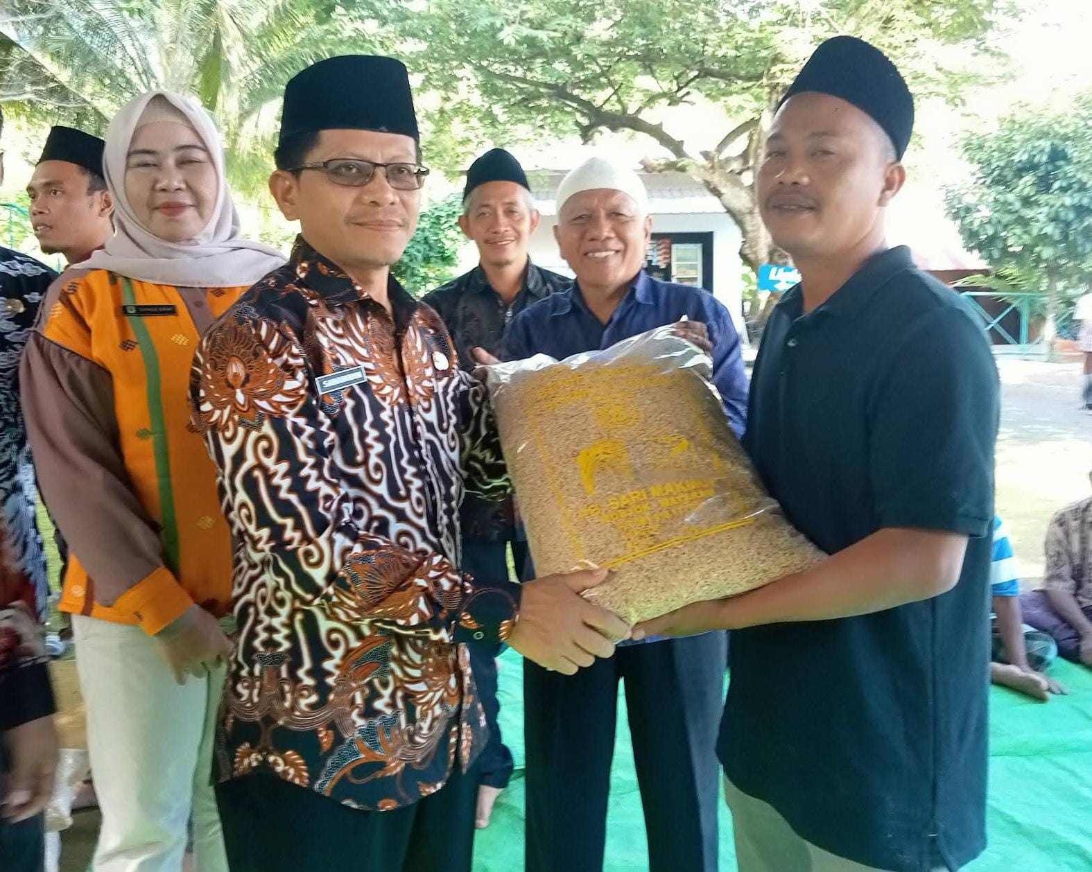 BIBIT UNGGUL: Pj Sekda KLU Sahabudin (dua dari kiri) menyerahkan benih Inpari 32 kepada petani