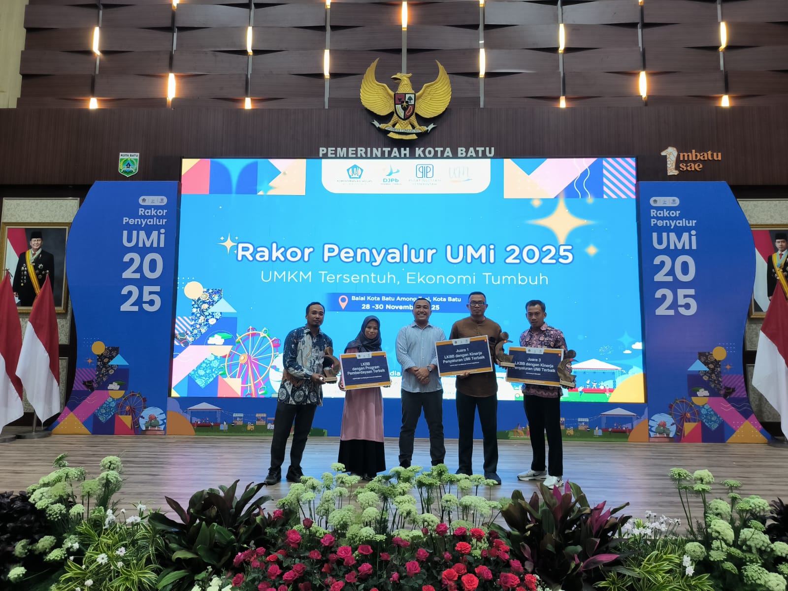 DAPAT DUA PENGHARGAAN: Perwakilan dari BMT Al Hidayah Kotaraja (paling kiri) saat menerima penghargaan di ajang UMi Award 2025 yang digelar di Kota Batu, Jawa Timur.