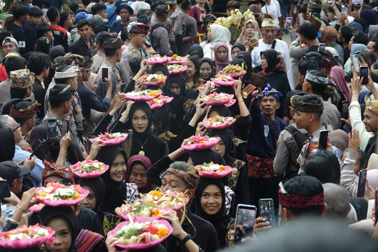 WARISAN BUDAYA: Sejumlah warga tumpah ruah merayakan Perang Topat di Pura Lingsar, Lombok Barat, Kamis (4/12).