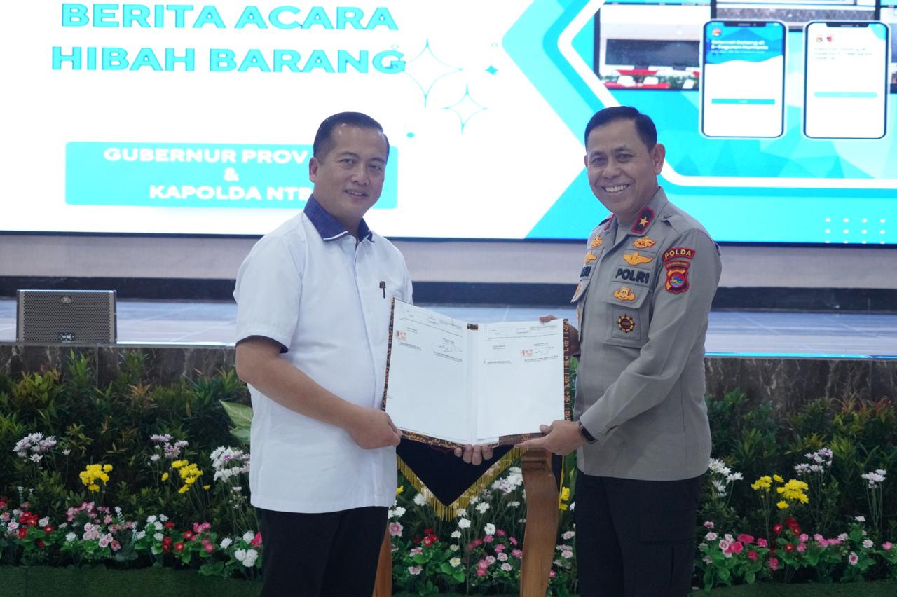 Gubernur NTB Lalu Muhamad Iqbal menyerahkan naskah hibah videotron dan perangkat sound system kepada Wakapolda NTB Brigjen Pol Hari Nugroho, Jumat (5/12).