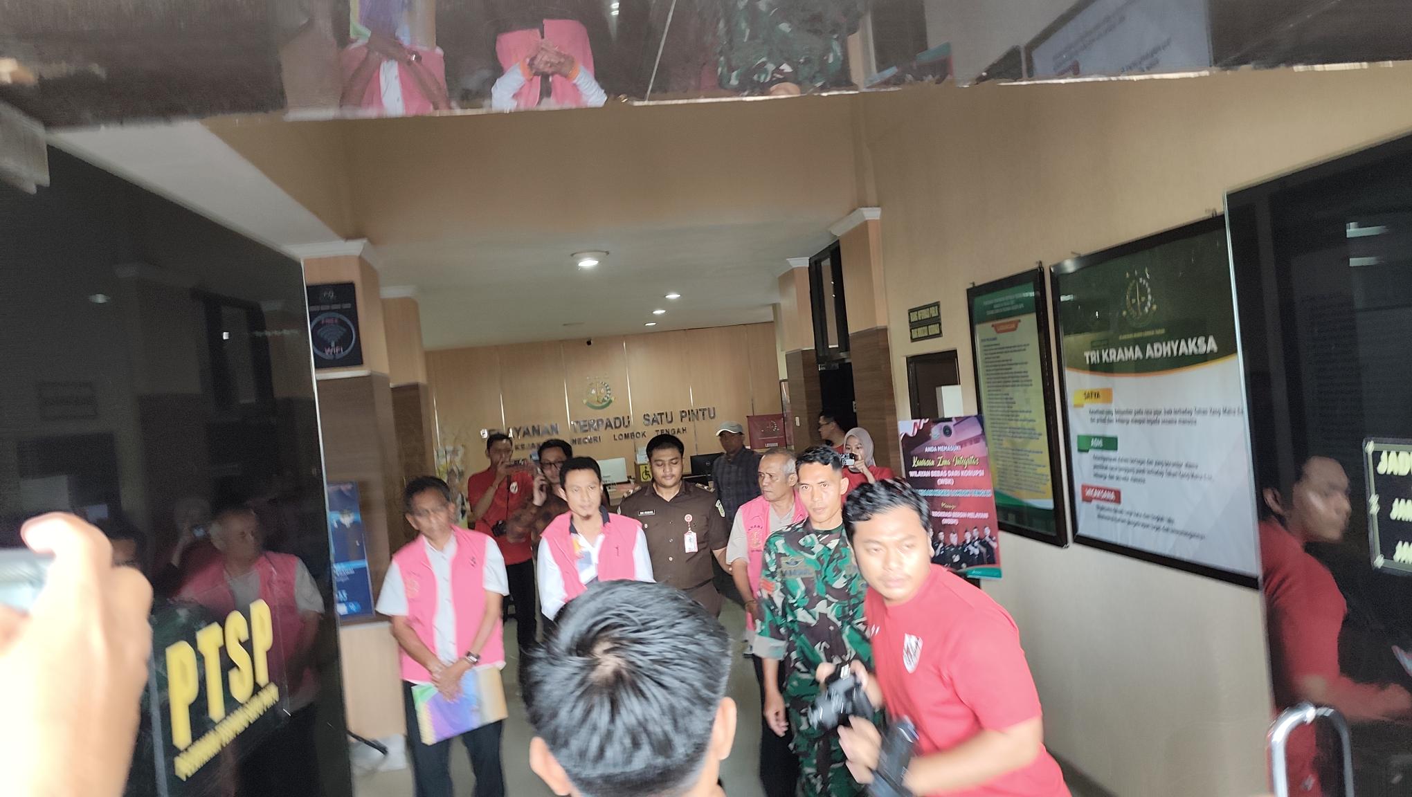 Kejaksaan Negeri Lombok Tengah tetapkan tiga tersangka kasus PPJ Lombok Tengah periode 2019-2021, Jumat (5/12).