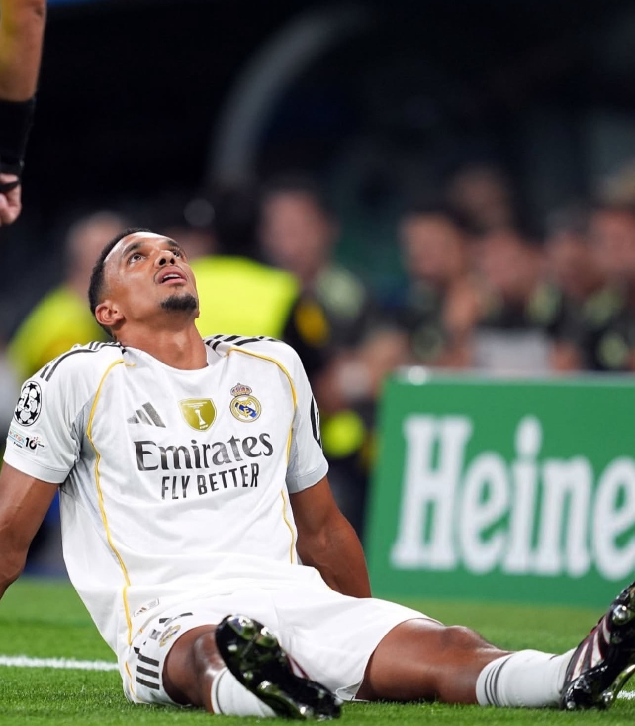 Cedera otot bikin Trent Alexander-Arnold absen 2 bulan. Real Madrid kehilangan bek kanan utama hingga Februari 2026.
