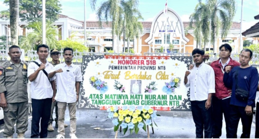 Aksi tenaga honorer membawa karangan bunga