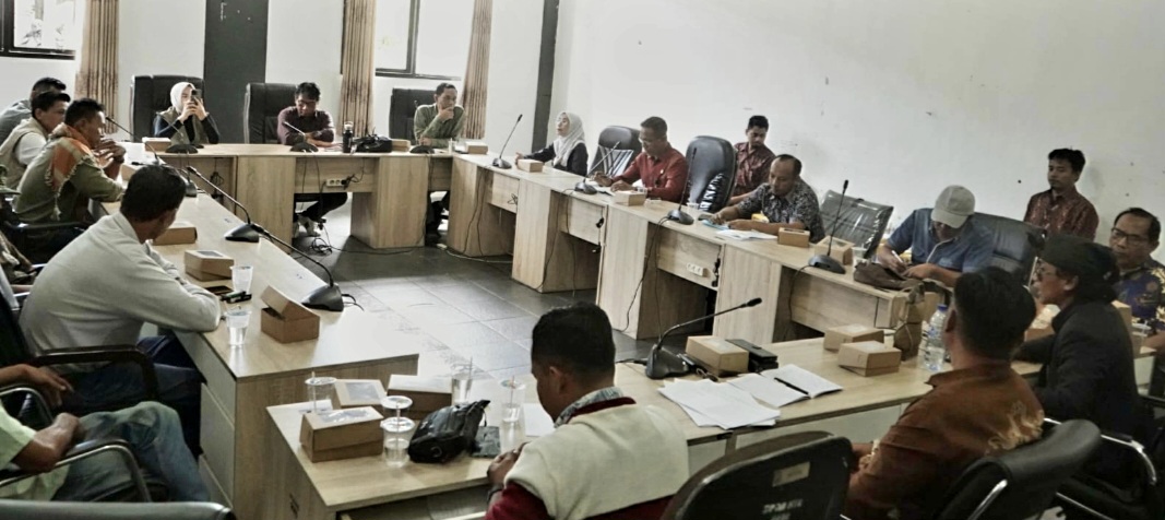 Komisi II DPRD NTB menggelar rapat dengar pendapat (RDP) atas tuntutan warga Lombok Tengah terkait pencabutan izin PT Sadhana Arif Nusa, Kamis (4/12).