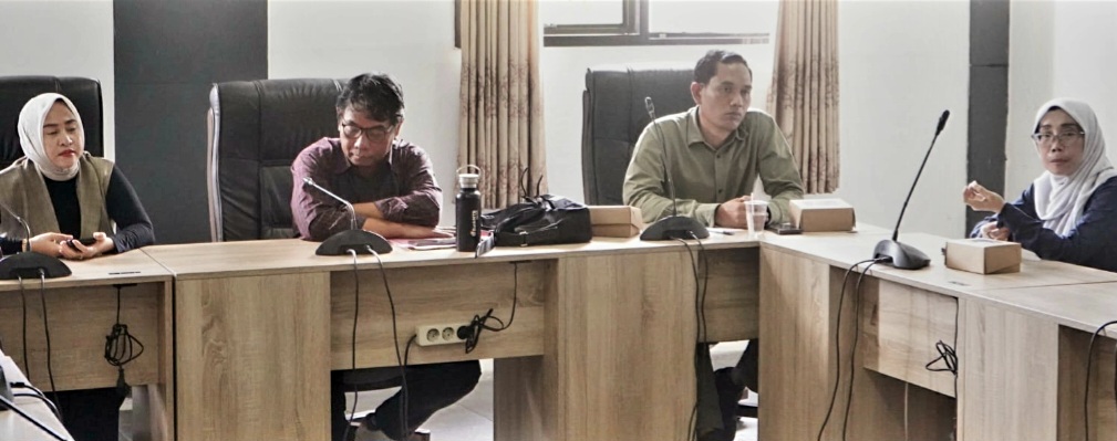 Pimpinan dan anggota Komisi II DPRD NTB menggelar hearing dengan warga Lombok Tengah. Mereka menuntut pencabutan izin PT Sadhana Arif Nusa, Kamis (4/12).