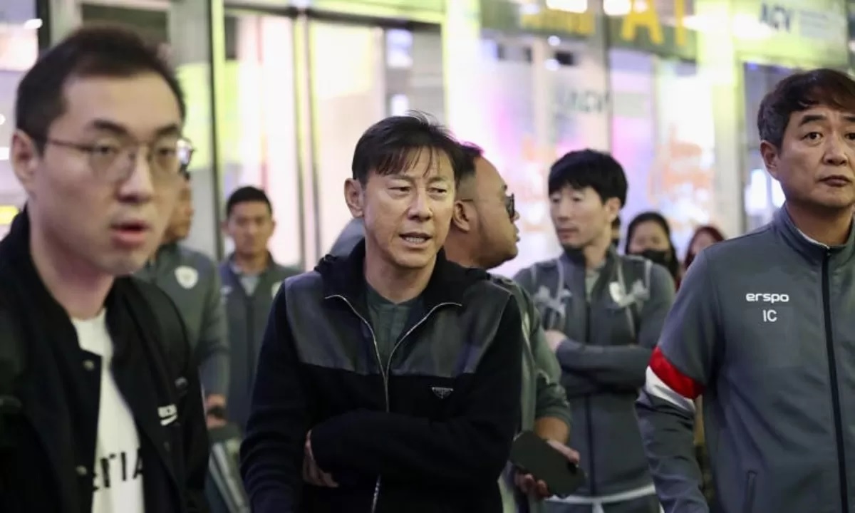Shin Tae-yong bersama jajaran pelatihnya saat membesut Timnas Indonesia. (eVnExpress)