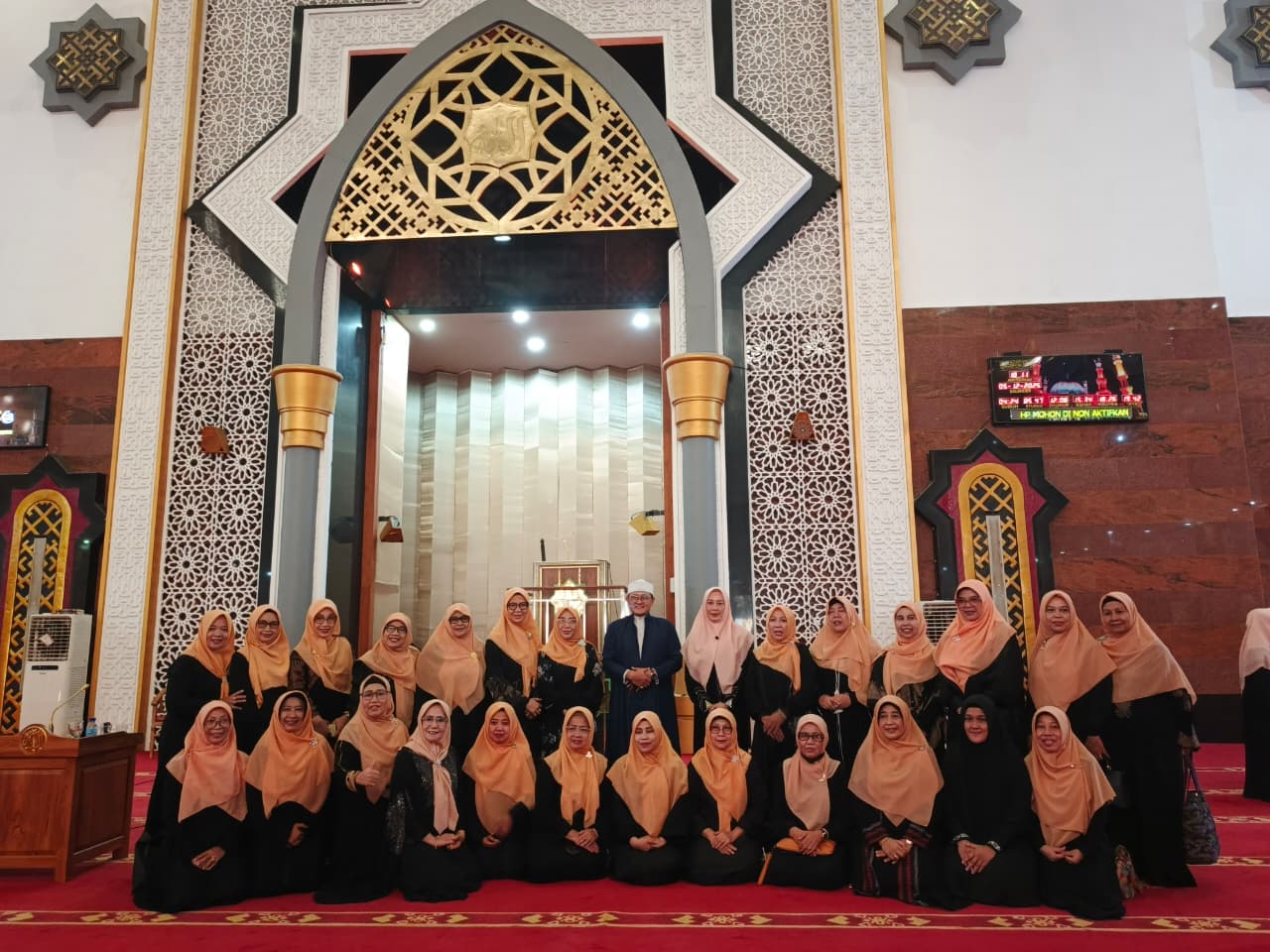 Dharma Wanita Persatuan (DWP) NTB menyelenggarakan acara keagamaan akbar berupa pengajian dan zikir akbar.