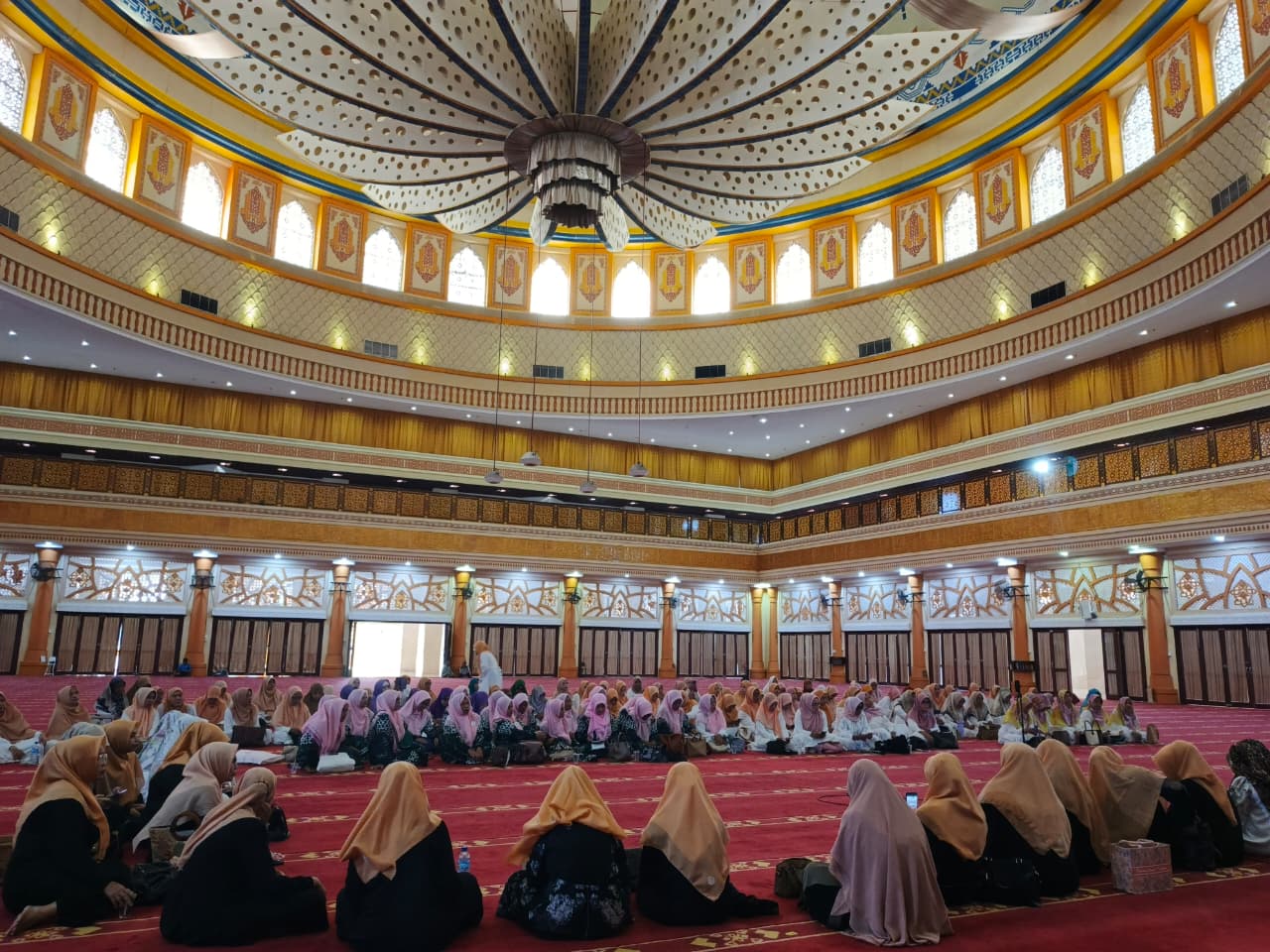 - Dharma Wanita Persatuan (DWP) NTB menyelenggarakan acara keagamaan akbar berupa pengajian dan zikir akbar.