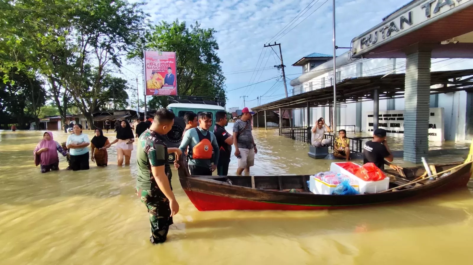 Ilustrasi evakuasi korban banjir. (Istimewa/Sumut Pos)