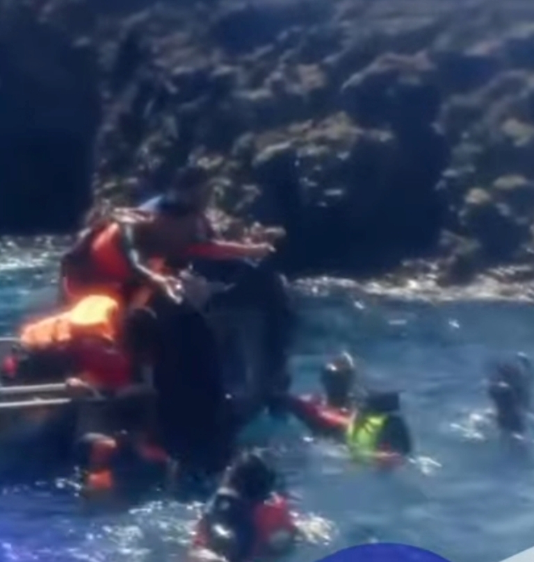 EVAKUASI: Tim SAR mengevakuasi mayat Rusli di Perairan Langgudu, Bima, Kamis (4/12).