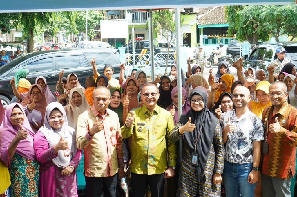 LAUNCHING: Wakil Wali Kota Bima Feri Sofiyan melaunching beras bantuan pangan di Kelurahan Manggemaci, Kamis (4/12).