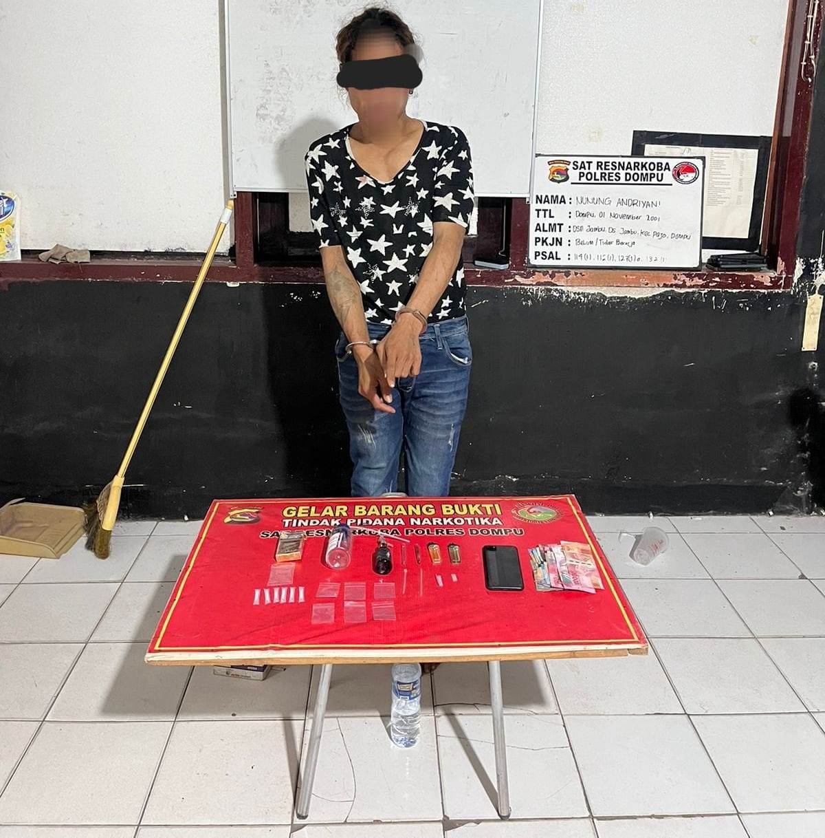 INI PELAKUNYA: Pengedar sabu W diamankan bersama barang bukti sabu, Kamis (4/12).