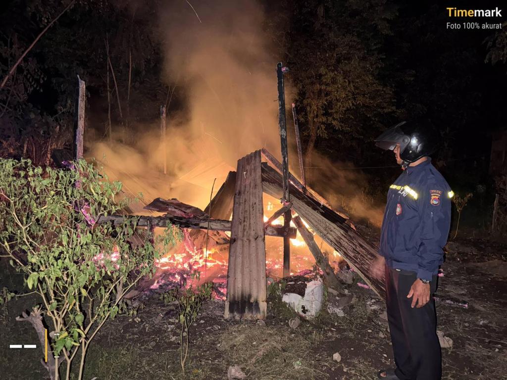 DIBAKAR: Anggota Polsek Labuhan Badas turun menangani kasus penganiayaan dan pembakaran rumah korban RM, Kamis (4/12).