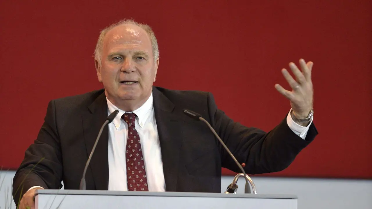 Uli Hoene&szlig; kritik keras: &ldquo;Barcelona klub yang tak pantas dihormati&rdquo; karena utang &euro;1,3 miliar dan manajemen keuangan buruk.