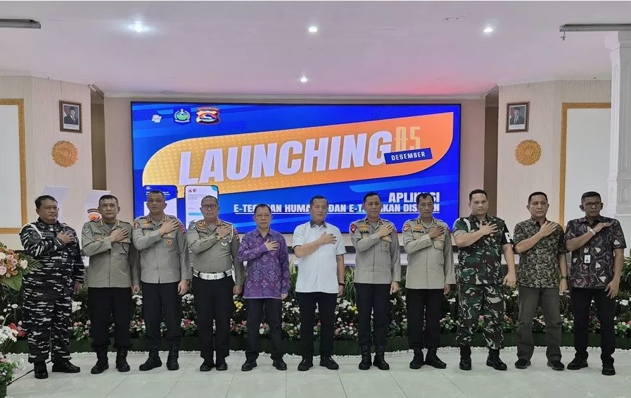 DISKOMINFOTIK NTB/LOMBOK POST  HIBAH: Gubernur NTB Lalu Muhamad Iqbal (tengah) dan Wakapolda NTB Brigjen Pol Hari Nugroho (kanan) saat penyerahan hibah di Gedung Sasana Dharma Polda NTB, Jumat (5/12).