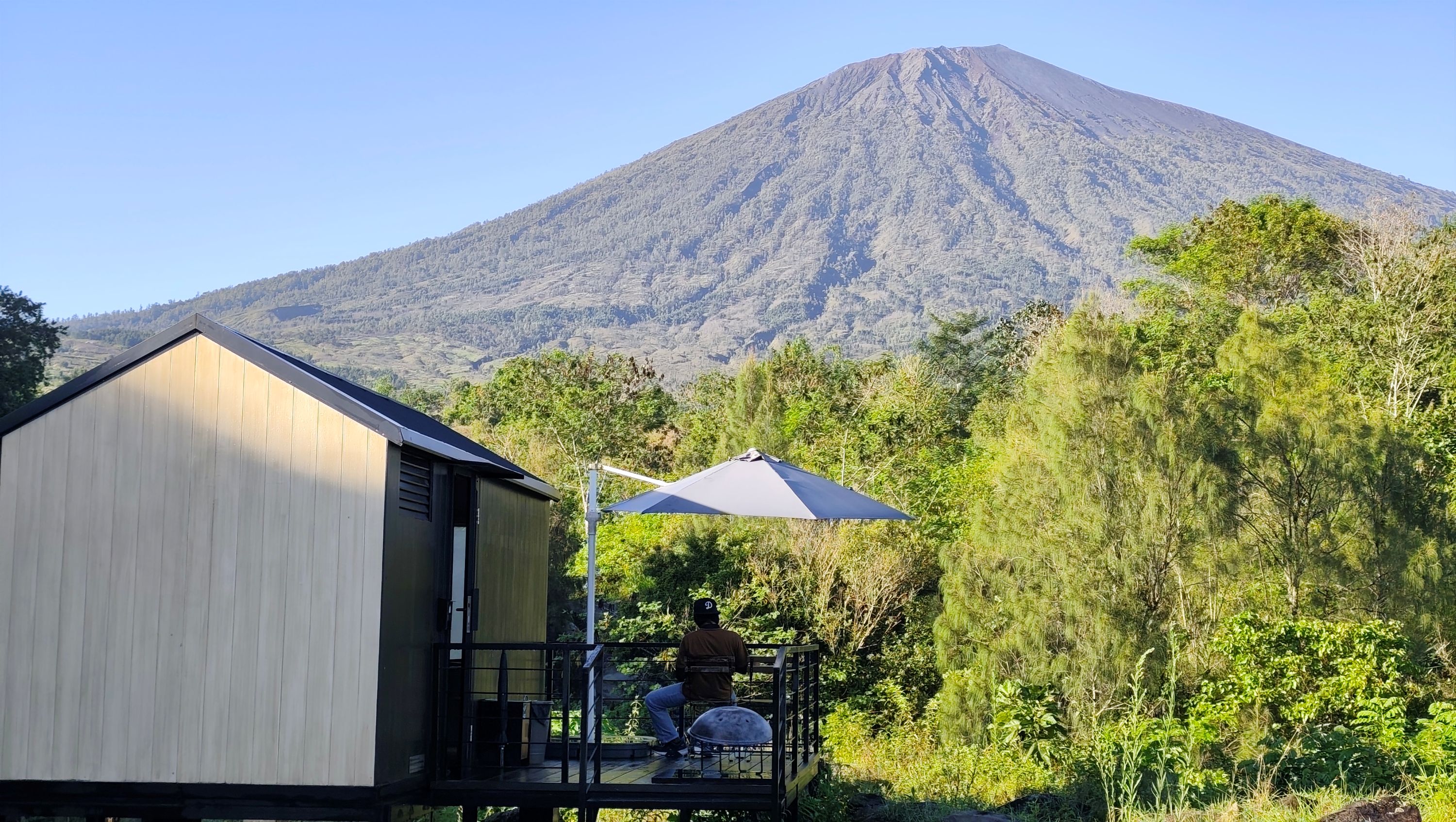 MENENANGKAN: Inilah keindahan Gunung Rinjani yang dapat dilihat langsung saat menginap di Bobocabin Sembalun, Lombok Timur.