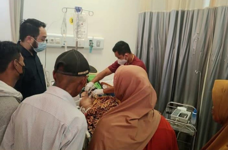 DITANGANI: Pasien didampingi keluarga saat mendapatkan penanganan tim medis RSUD Tripat Gerung.