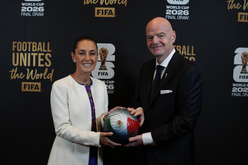 Presiden Meksiko Claudia Sheinbaum (kiri) dan Presiden FIFA Gianni Infantino (kanan) dalam acara undian Piala Dunia FIFA 2026 di Kennedy Center, Washington, DC, pada 5 Desember 2025.