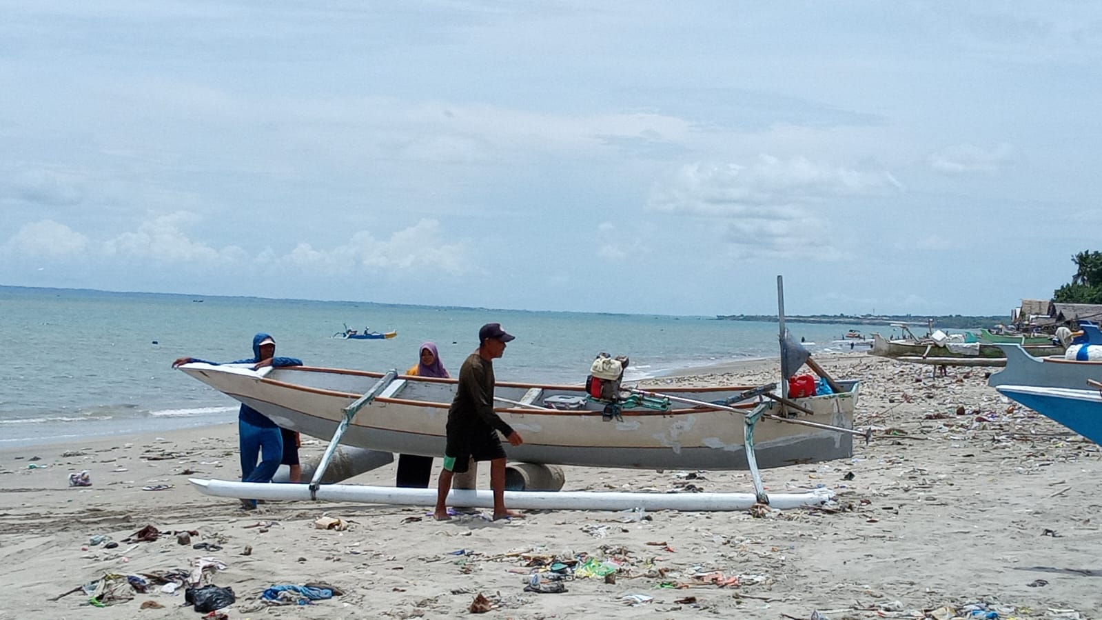 Seorang nelayan Labuan Haji saat pulang melaut