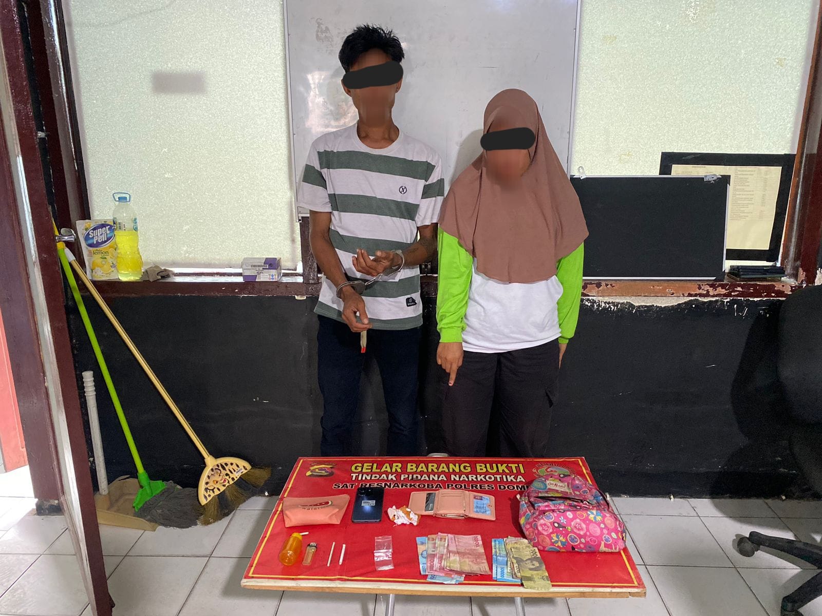 Pasutri pengedar sabu M dan S diamankan di Polres Dompu, Kamis (4/12). (Dok Polres Dompu)