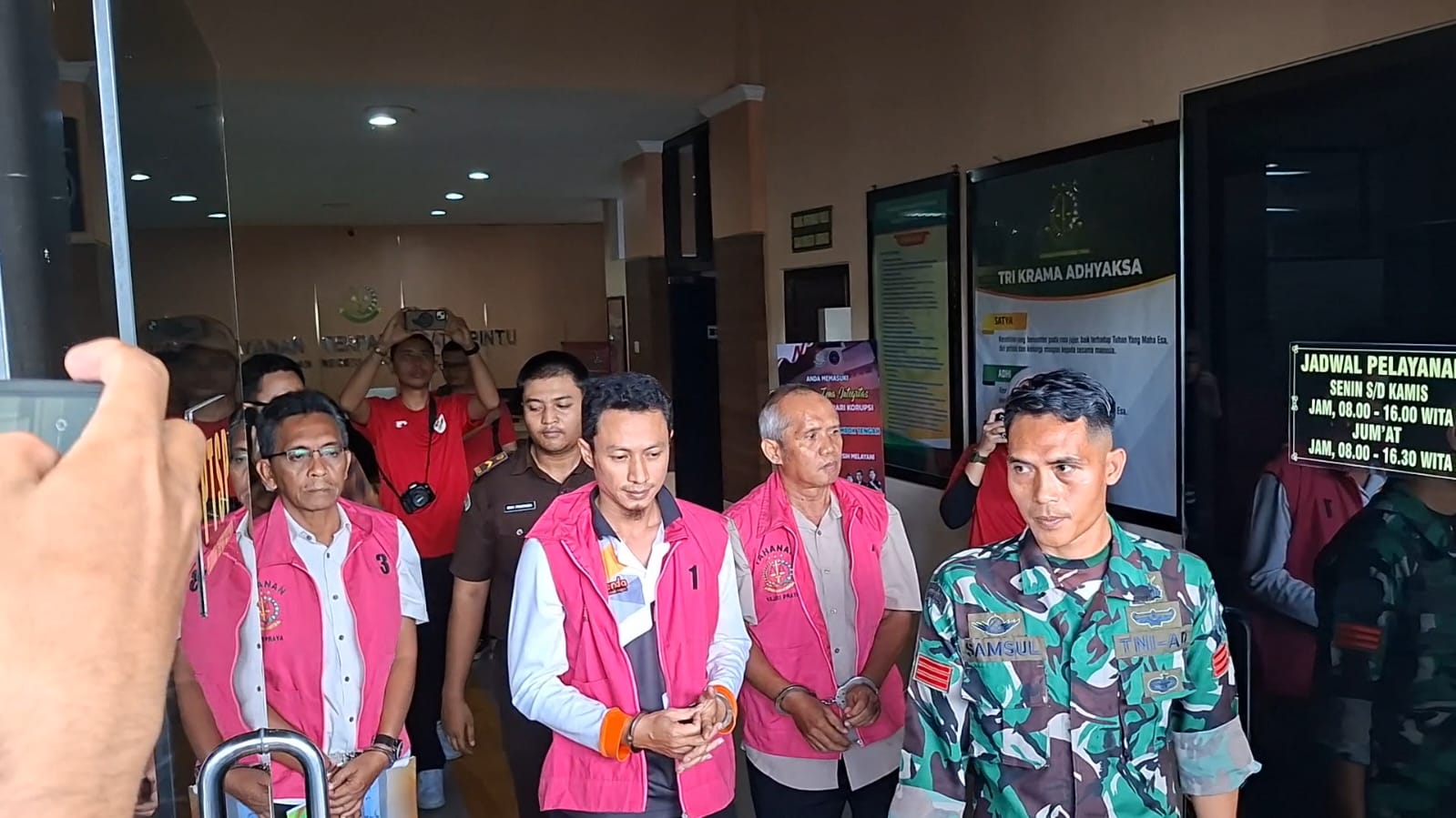 KORUPSI PPJ: Tiga mantan pejabat Bappenda Loteng Jalaludin, LBS dan Lalu Karyawan resmi ditahan Kejari Loteng kasus korupsi PPJ periode 2019-2021, Jumat (5/12).